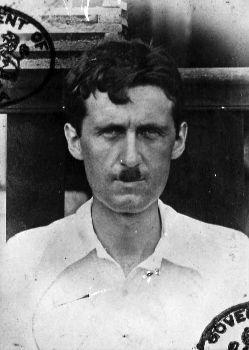 Wikipedia-George Orwell burmai útlevélképe, ekkor viselt utoljára fogkefebajuszt