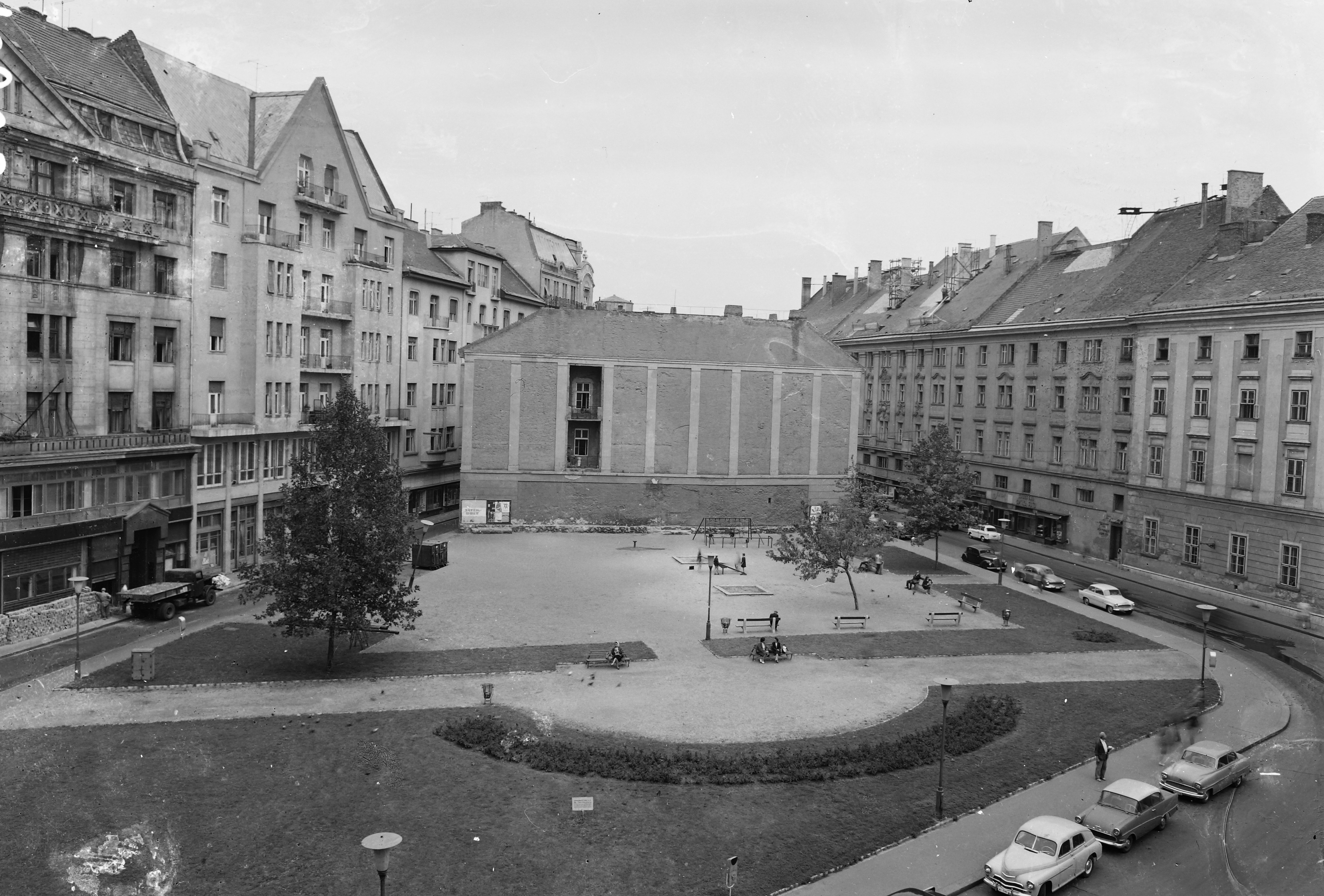 Fortepan / UVATERV-A Szervita (Martinelli) tér, balra a Fehér Hajó utca, jobbra a Bárczy István utca 1963-ban. A játszótér helyén nemrégiben készült el a Szervita Square Building.