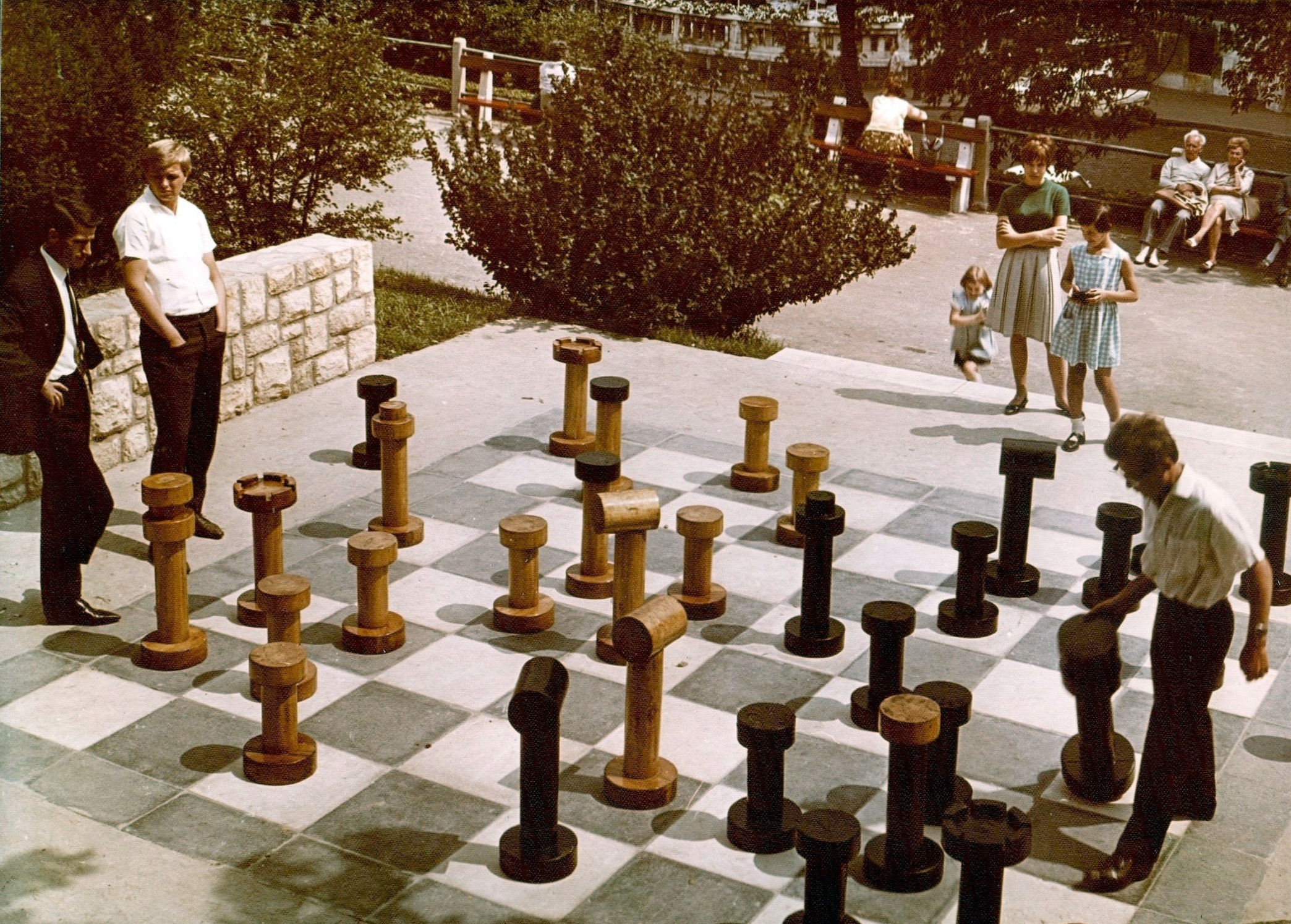 Fortepan / Főkert / Hlatky Katalin-Játszótér a Kelenhegyi útnál, 1972-ben, a háttérben a fák takarásában a Gellért Szálló éttermének terasza és a fürdő bejárata látszik.