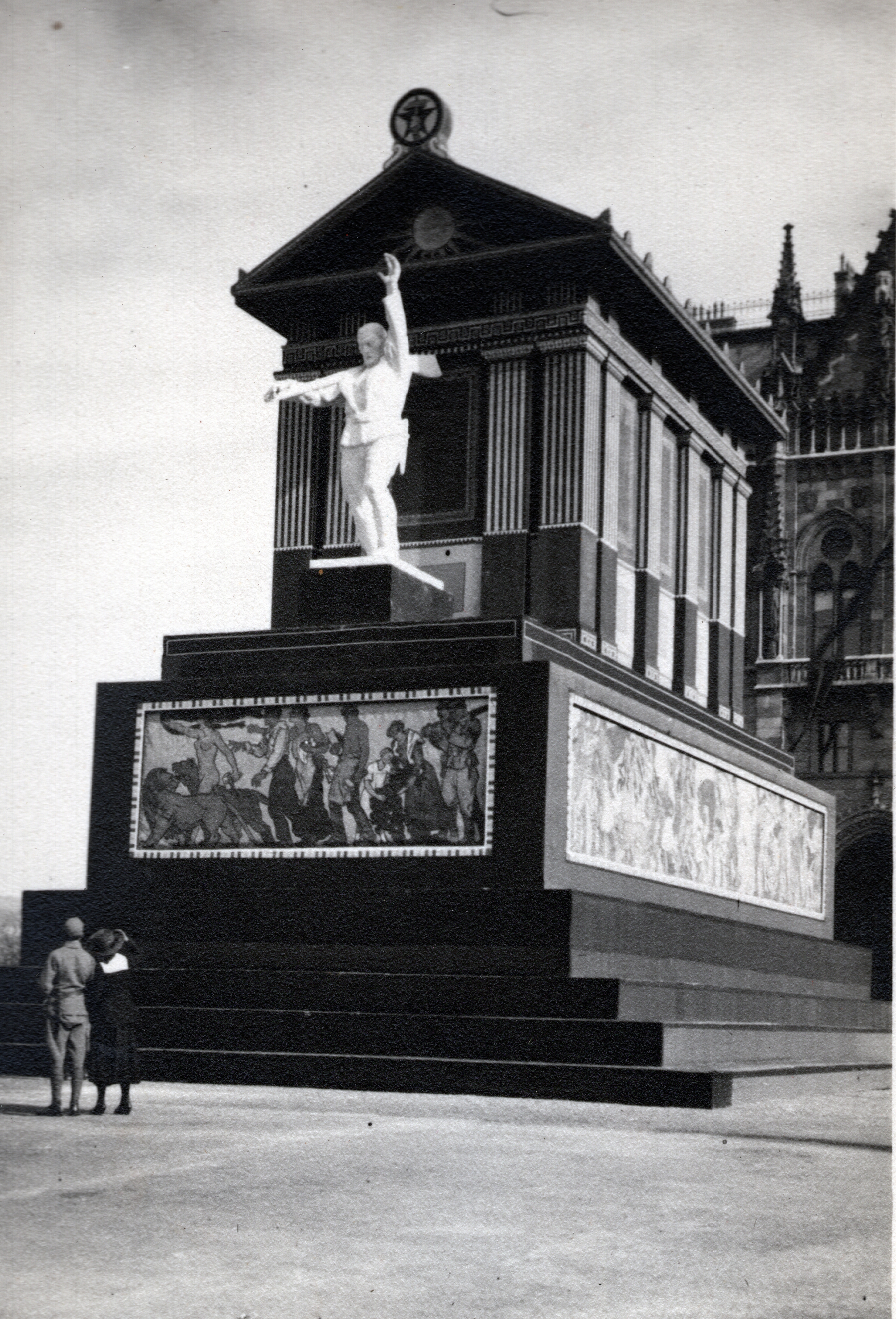Fortepan / Marics Zoltán-Kossuth Lajos (Köztársaság) tér, Andrássy Gyula szobra fölé épített „Munka Háza" című 1919. május 1-i díszlet. Háttérben a Parlament.