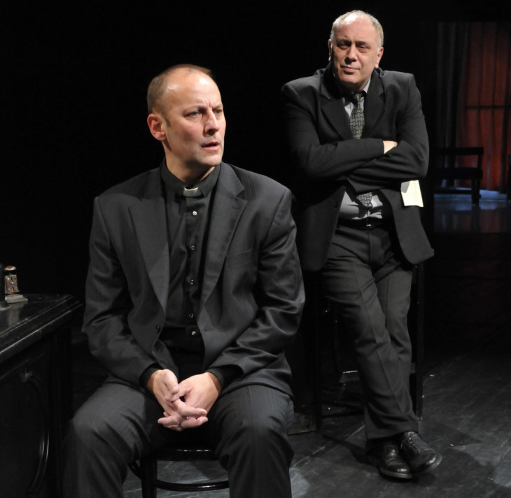 Szigligeti Színház-Az Isten nem szerencsejátékos című színdarab egy jelenete a Szigligeti Színházban (Tóth Tamás és Karczag Ferenc).