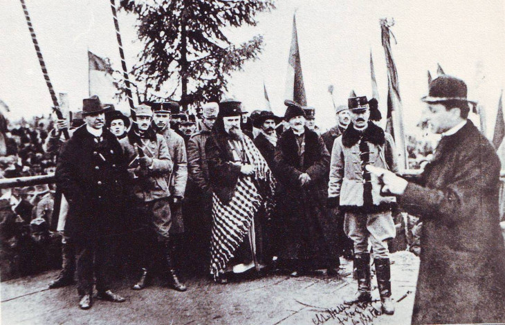 zf.ro-Julius Hossu felolvassa a kiálltvány szövegét Gyulafehérváron 1918-ban