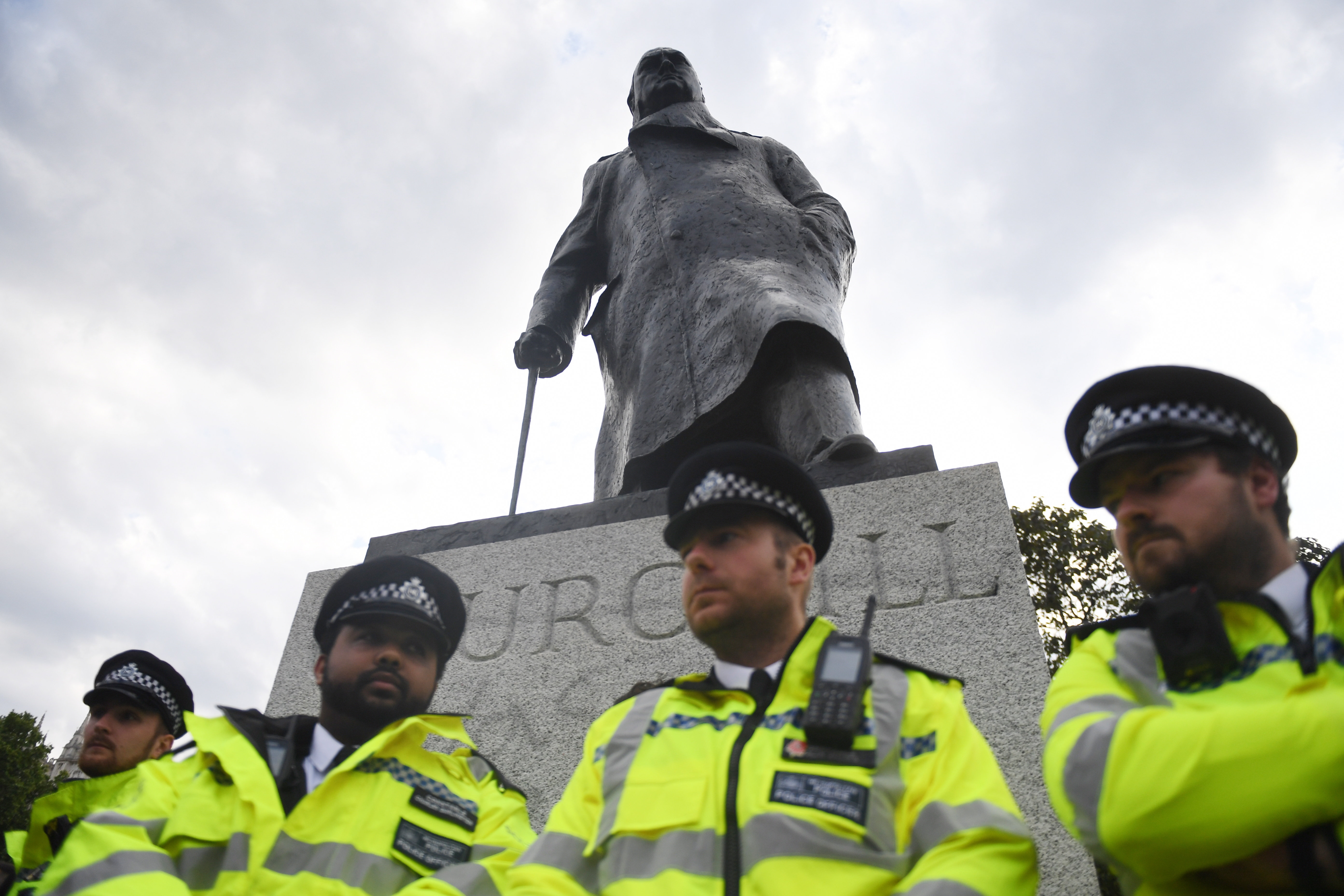 MTI/EPA/Neil Hall-Brit rendőrök állnak Winston Churchill néhai brit miniszterelnök szobra előtt Londonban, ahol a Black Lives Matter nevű mozgalom támogatói nagygyűlést tartanak.