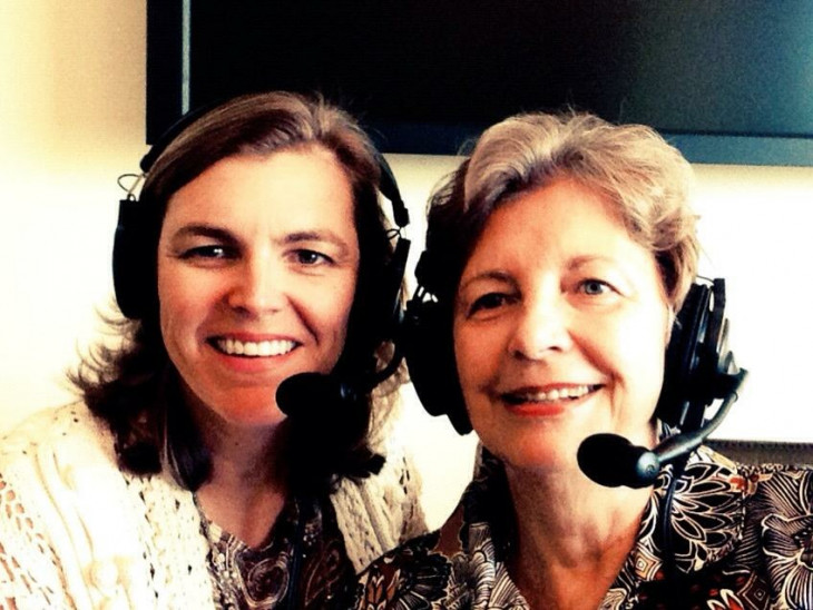 Amerikai Magyar Koalíció-Andrea Lauer Rice édesanyjával rádióinterjú közben