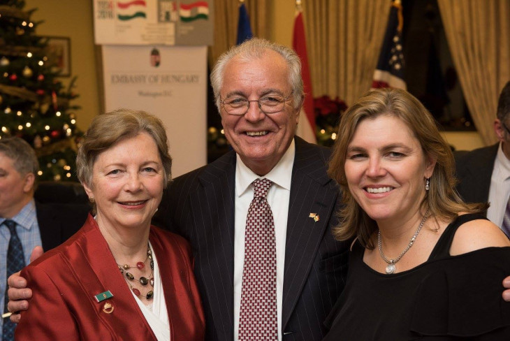 Amerikai Magyar Koalíció-Andrea Lauer Rice szüleivel a washingtoni magyar nagykövetség karácsonyi rendezvényén.