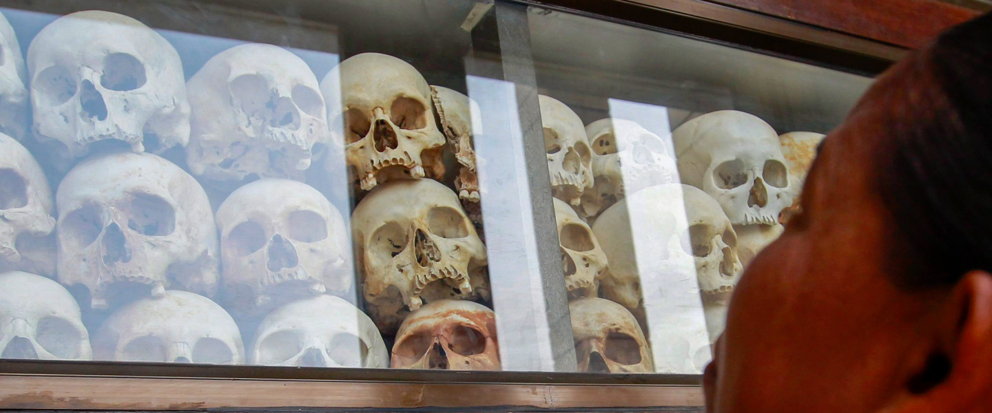 A vörös khmer rezsim áldozatainak koponyái a népirtás áldozatainak múzeumában a Phnom Penhtől nyolc kilométerre lévő Csung Ekben