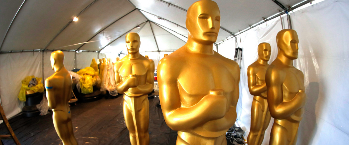 Oscar-díj gála ünnepsére váró dekorációs szobrok Los Angelesben.