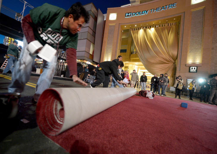 MTI/EPA/Roland Schlager-Az Oscar-díjak átadási ünnepségére készülve vörös szőnyeget terítenek le a Los Angeles-i Dolby Színház bejárata előtt