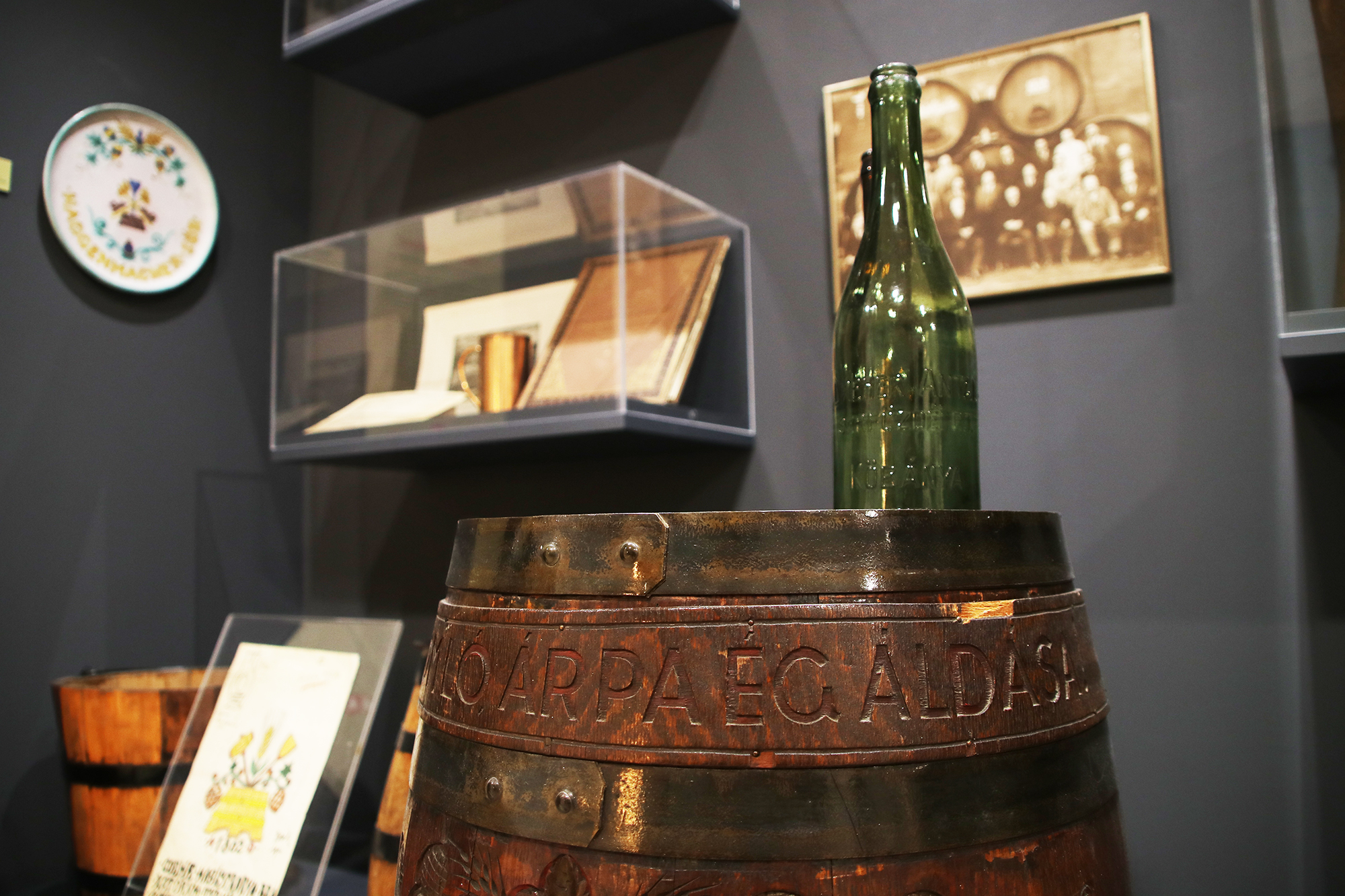 Hajónapló-Régi sörösüveg, a háttérben Gorka Géza által készített dísztárgyak