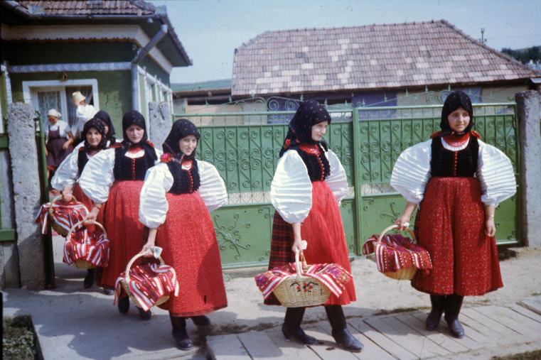 Hagyományok Háza, Folklórdokumentációs Könyvtár és Archívum-Széki lányok kosárral. Szék, 1960-70-es évek