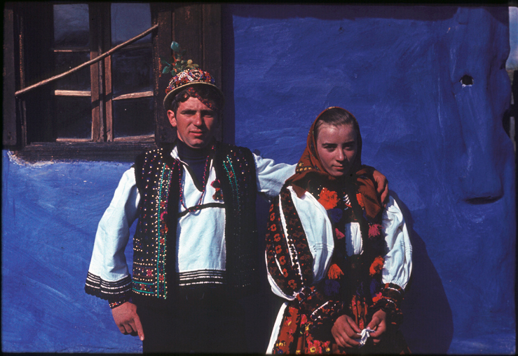 Hagyományok Háza, Folklórdokumentációs Könyvtár és Archívum-Legény és lányka viseletben a ház előtt. Avas, 1970-80-as évek