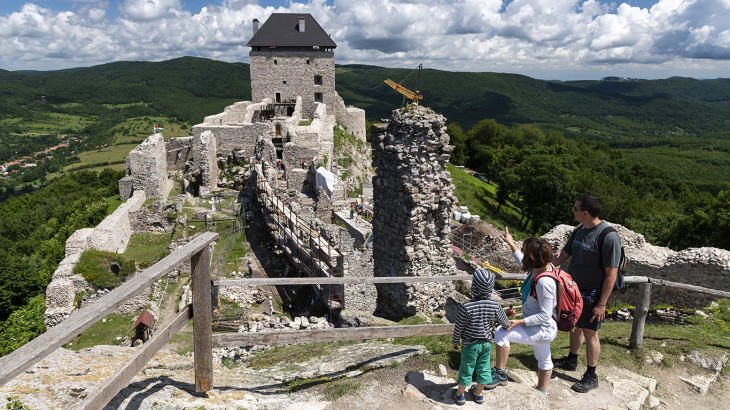 MTI/Balázs Attila-Látogatók a felújítás alatt álló regéci várban 2020. június 30-án.