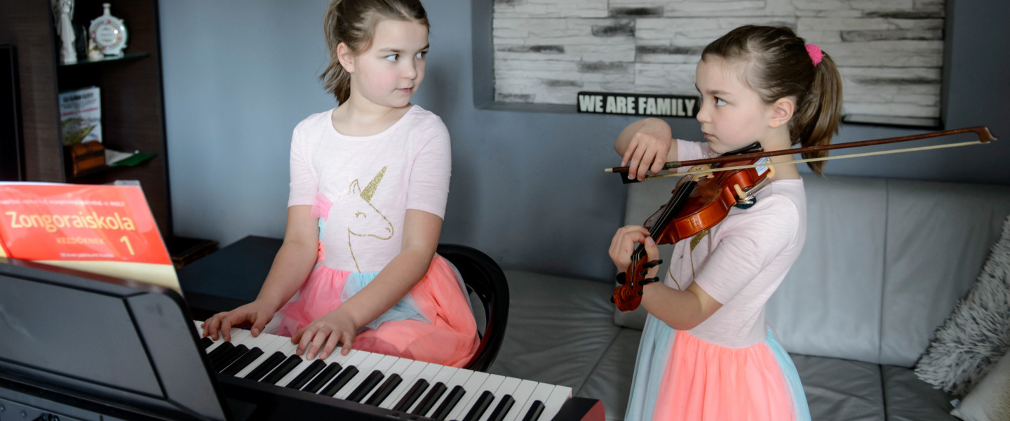 Egy művésztanár online zeneoktatást tart egy család salgótarjáni otthonában 2020. március 19-én.