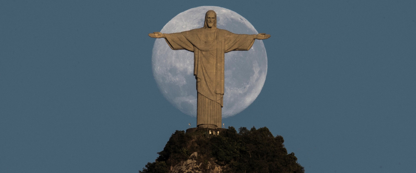 A Hold és a Megváltó Krisztus szobor Rio de Janeiroban.