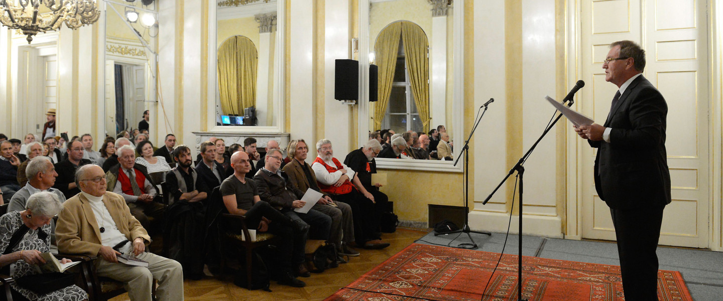 Böszörményi Zoltán főszerkesztő köszöntőt mond az Irodalmi Jelen folyóirat alapításának tizenötödik évfordulóján tartott esten a Petőfi Irodalmi Múzeumban 2016. október 4-én.