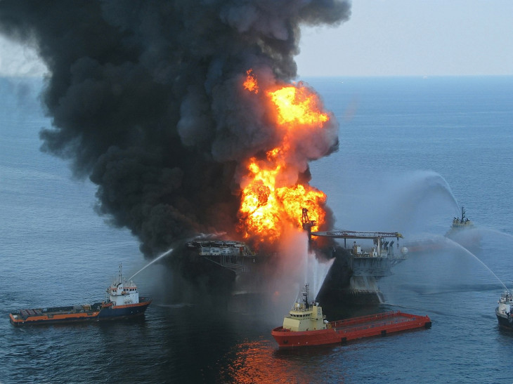 US Coast Guard-A BP Deepwater Horizon olajfúrótorony katasztrófa a Mexikói öbölben2010-ben.