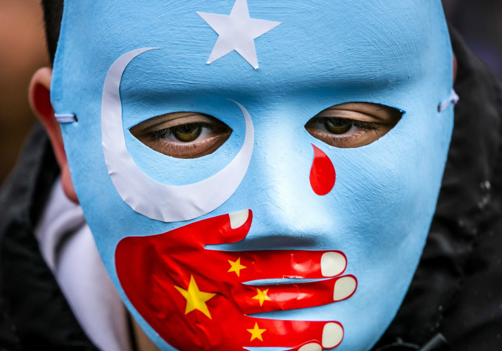 MTI/EPA-ANP/Remko De Waal-A hollandiában élő ujgur közösség tagjai és szimpatizánsaik kelet-turkesztáni zászlókat lengetve tiltakoznak a Hszincsiang-Ujgur Autonóm Területen élő ujgur nemzetiség emberi jogainak feltételezett megsértése ellen Amszterdamban 2019. december 29-én.