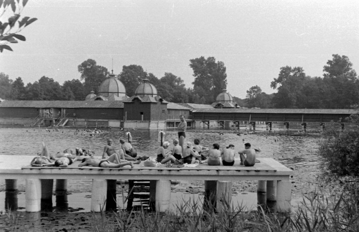 Fortepan-A Hévízi-tó partján az 1960-as években