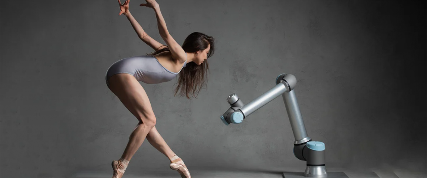 Atomfizikus balerina ipari robottal táncol